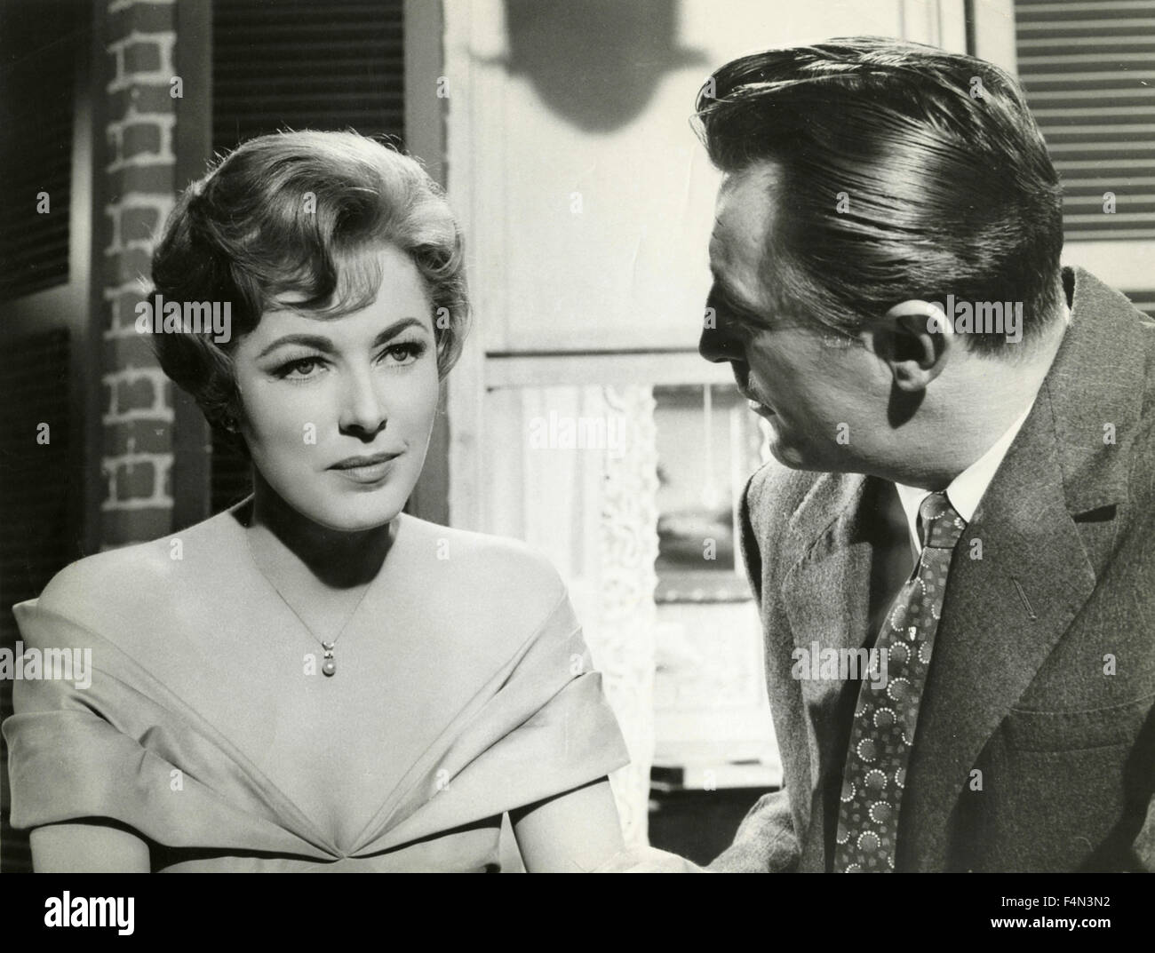 Amerikanische Schauspieler Eleanor Parker und Robert Mitchum in "Ihm von wem die Straftat kommt" Stockfoto