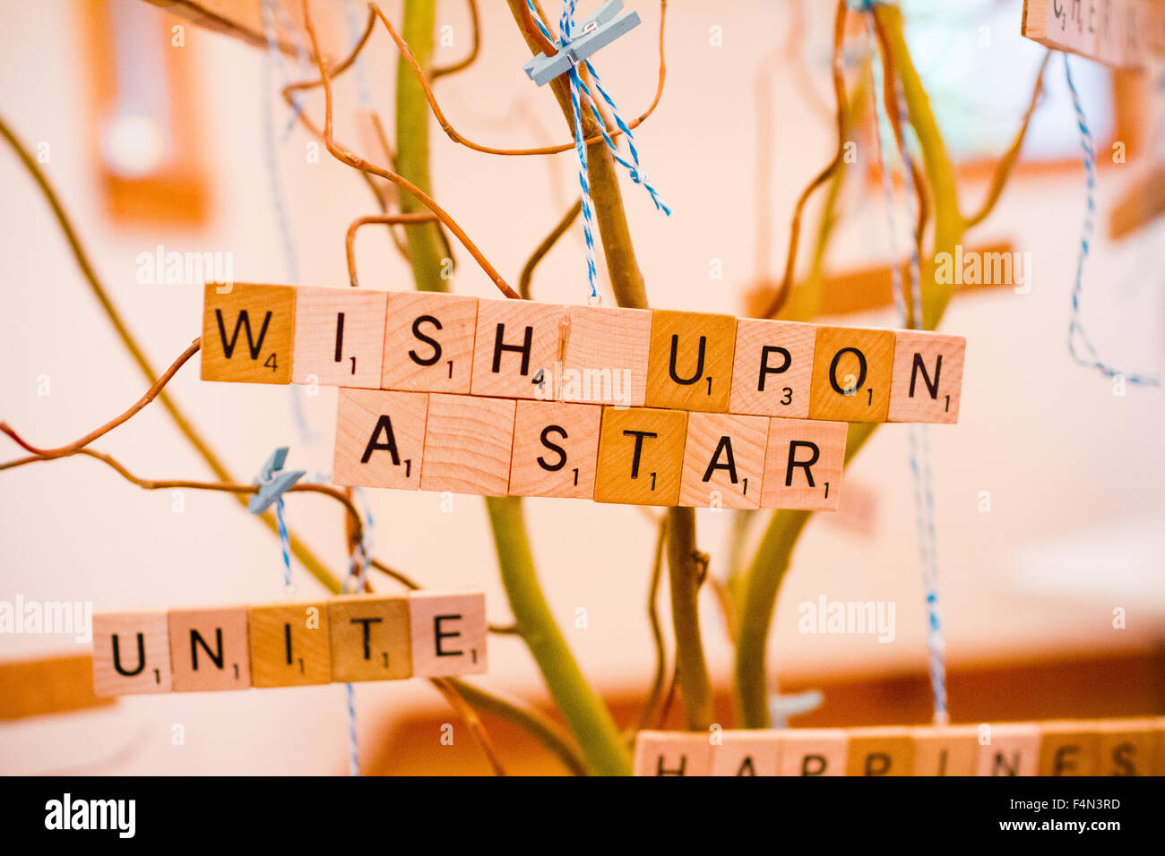 Scrabble Briefe an eine Hochzeit sind als Dekor Buchstabieren der Wörter nach einem Stern wünschen verwendet. Stockfoto