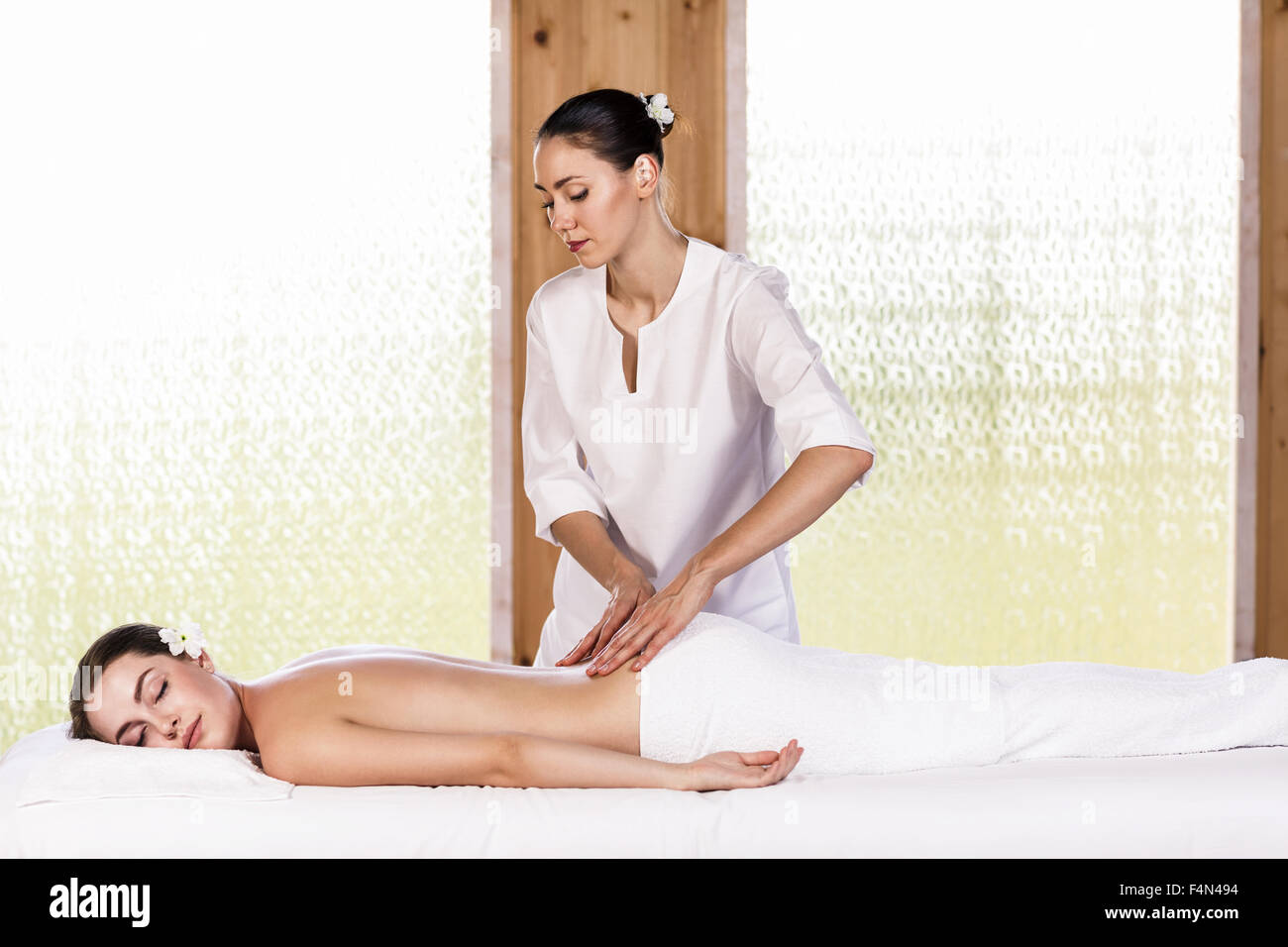 Schöne Brünette einer Massage Stockfoto