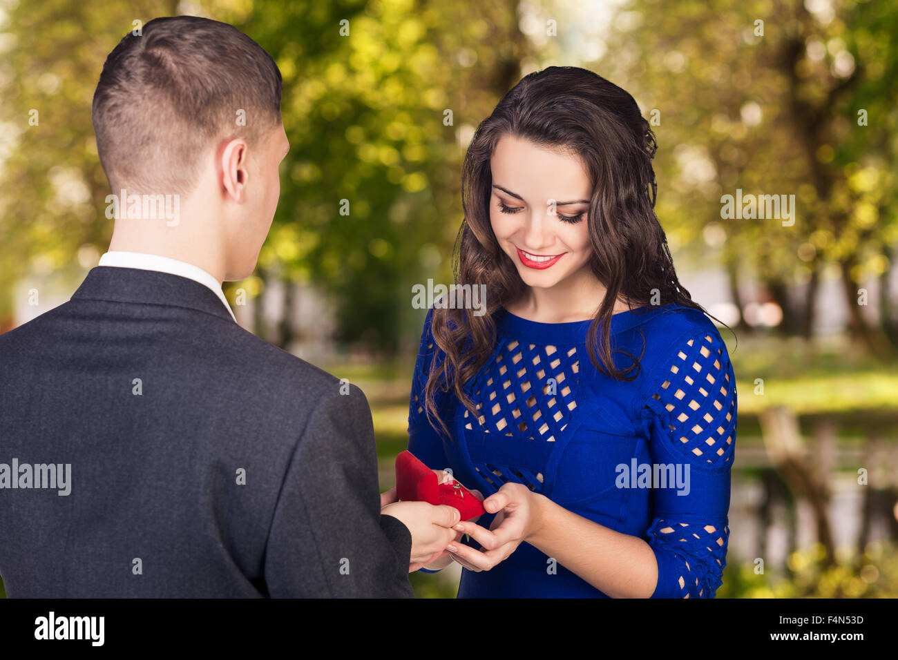 Junger Mann macht einen Vorschlag zu seiner Freundin Stockfoto