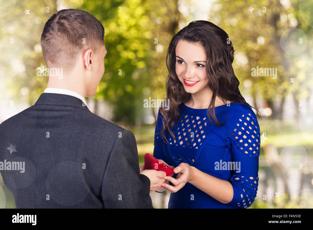 Junger Mann macht einen Vorschlag zu seiner Freundin Stockfoto
