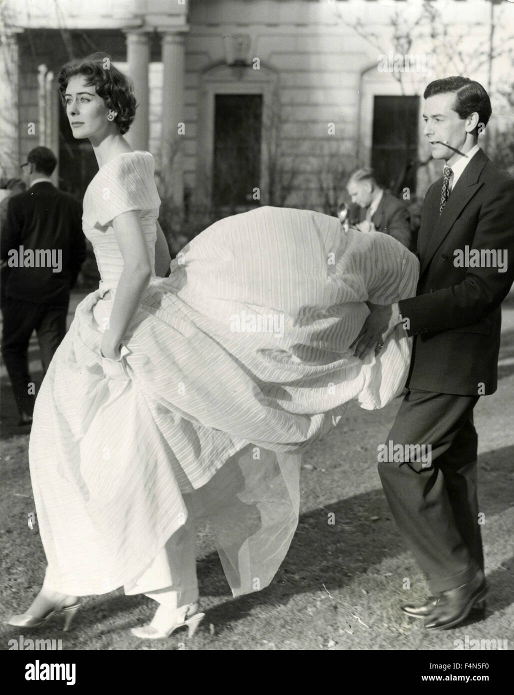 Ein Mann hilft um nicht zu schmutzig Penelope Livingstone Kleid, London, UK Stockfoto