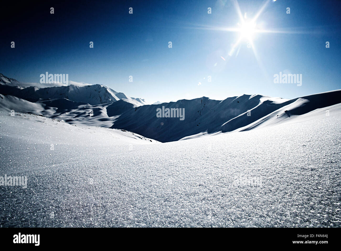 Österreich, Tirol, Ischgl, Bergwelt im Winter bei Gegenlicht Stockfoto