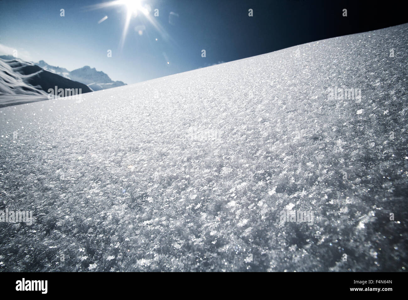 Österreich, Tirol, Ischgl, Schnee in den Bergen bei Gegenlicht Stockfoto