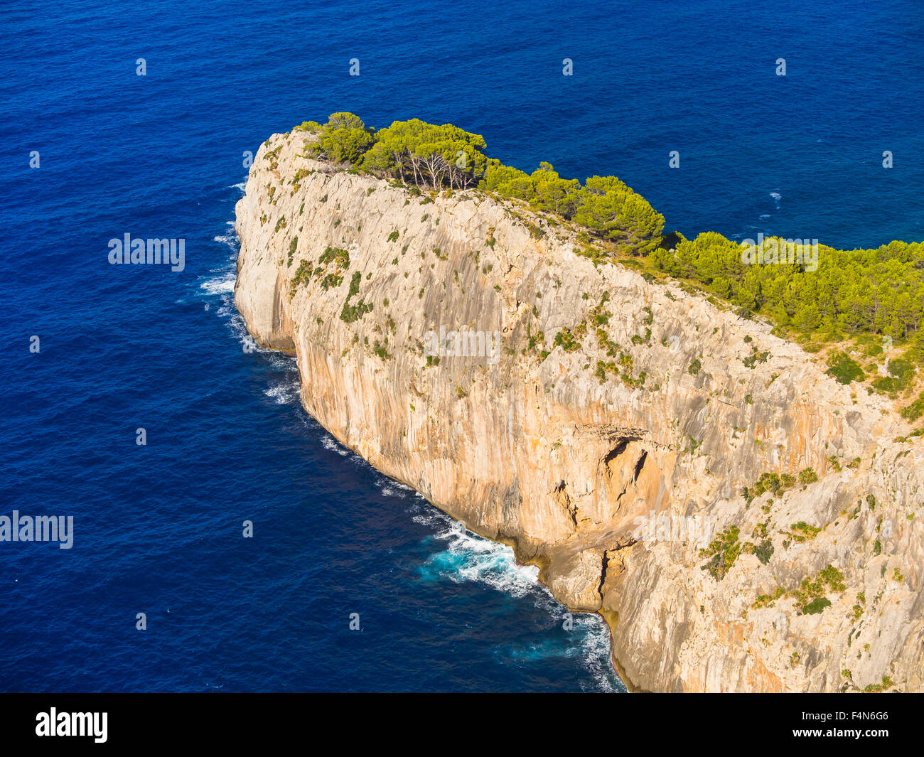 Spanien, Mallorca, in der Nähe von Cap Formentor, Felsenküste am Abend Stockfoto