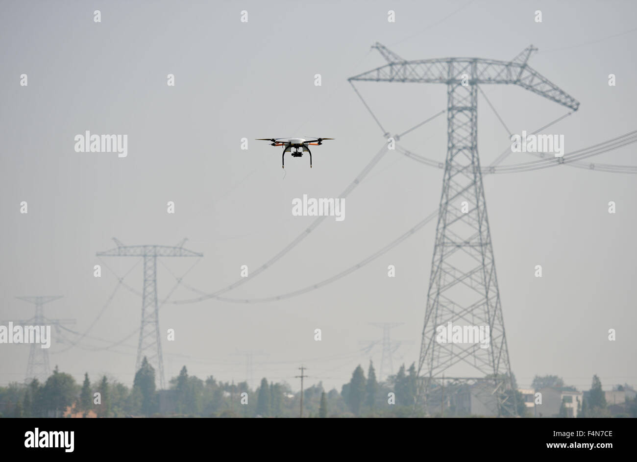 Changsha. 20. Oktober 2015. Eine Quad-Rotor Drohne steuert die Strom-Arbeiter, ultra-hohe Spannung (UHV) Hochspannungsleitungen in Zentral-China der Provinz Hunan, 20. Oktober 2015 überprüfen. Zum ersten Mal verwenden Hunan Zweig der State Grid Corporation of China die Quad-Rotor Drohne mit Infrarot-Kamera ausgestattet, um seine UHV Hochspannungsleitungen zu überprüfen. Bildnachweis: Bai Yu/Xinhua/Alamy Live-Nachrichten Stockfoto