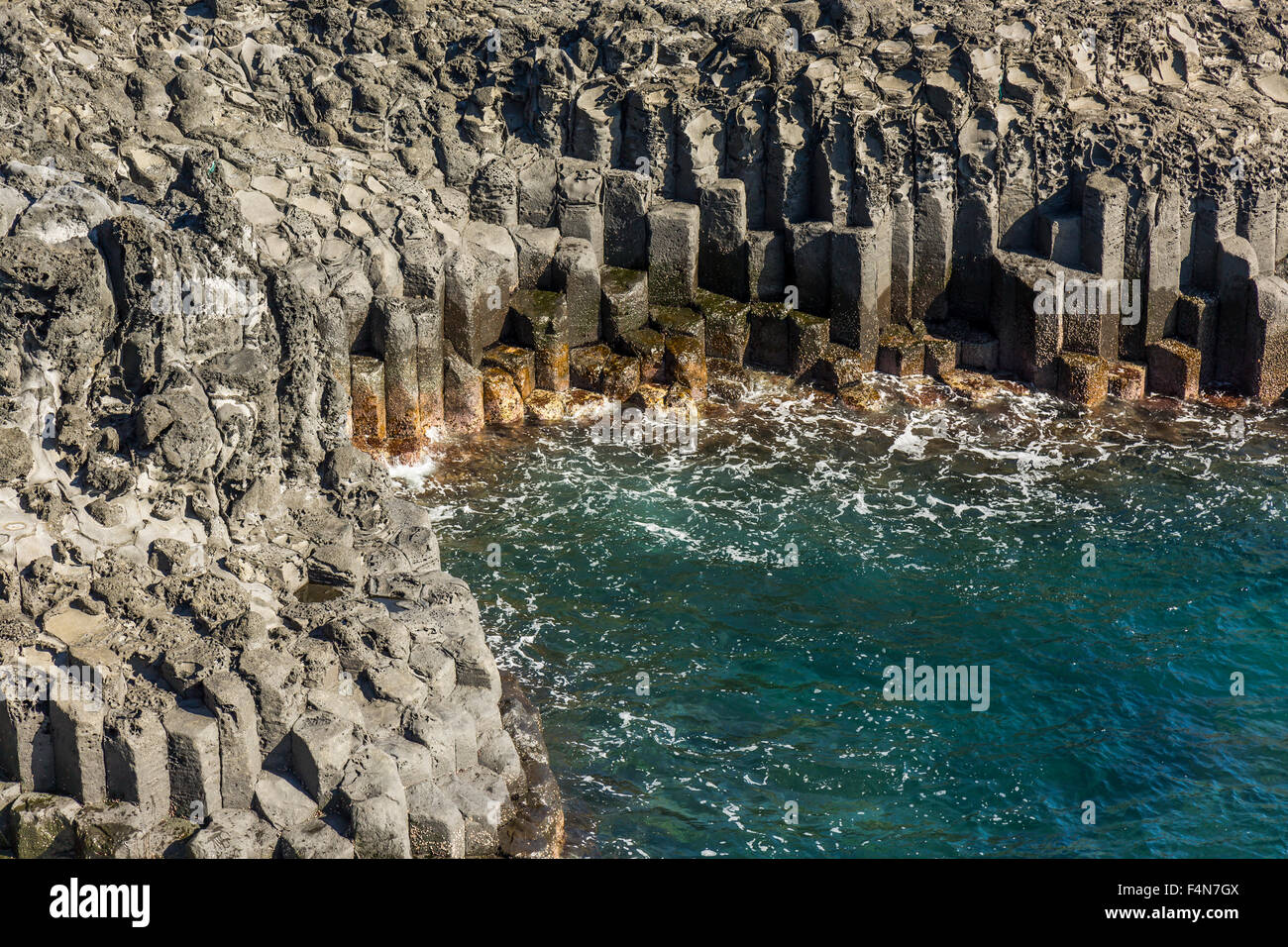 Jungmun Daepo Haean Jusangjeollidae auf Jeju Island - die größte Säule Felsformation in Südkorea Stockfoto