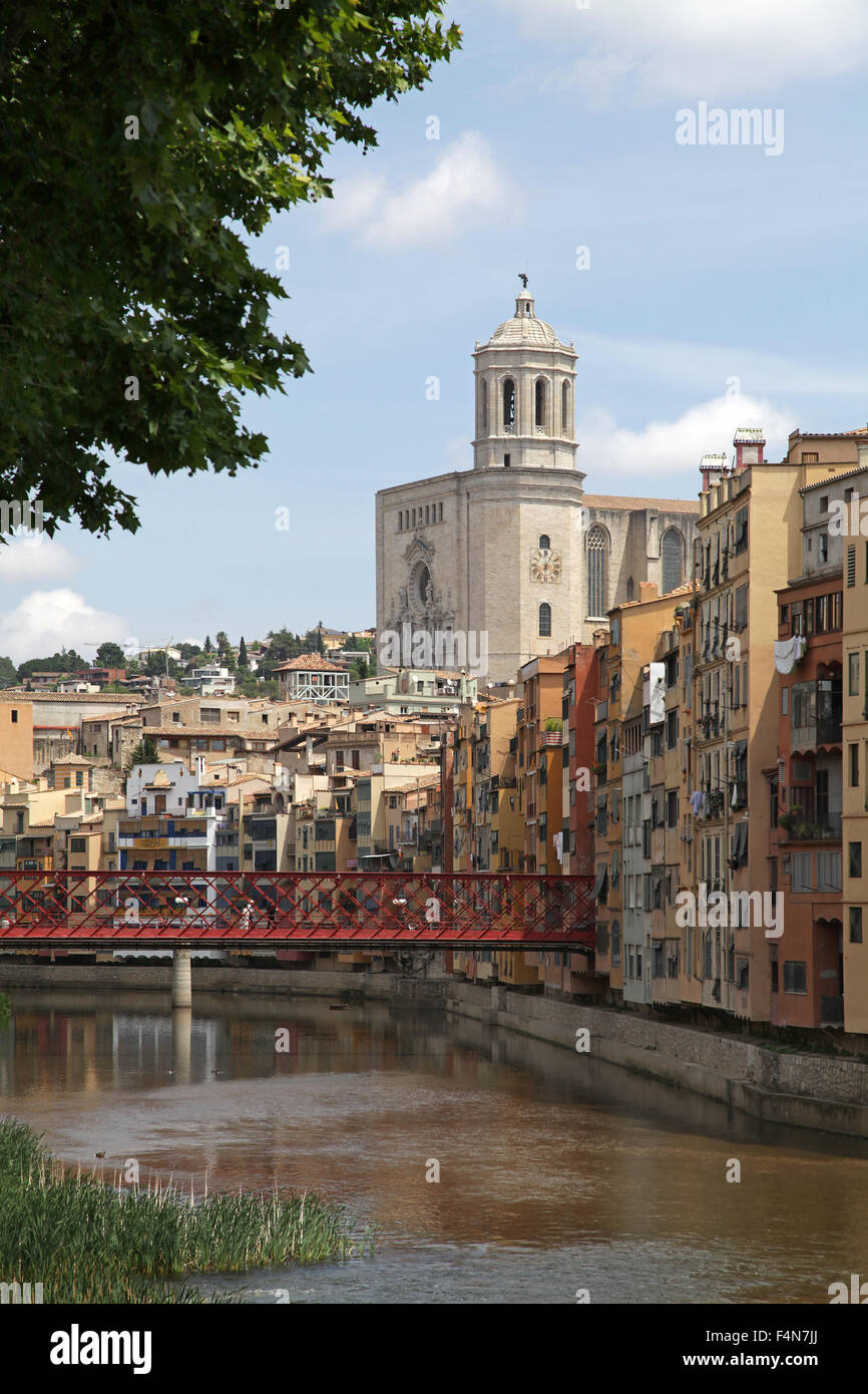 Girona Stadt im Nordosten der Autonomen Gemeinschaft Katalonien in Spanien, am Zusammenfluss der Flüsse Ter, Onyar, Stockfoto