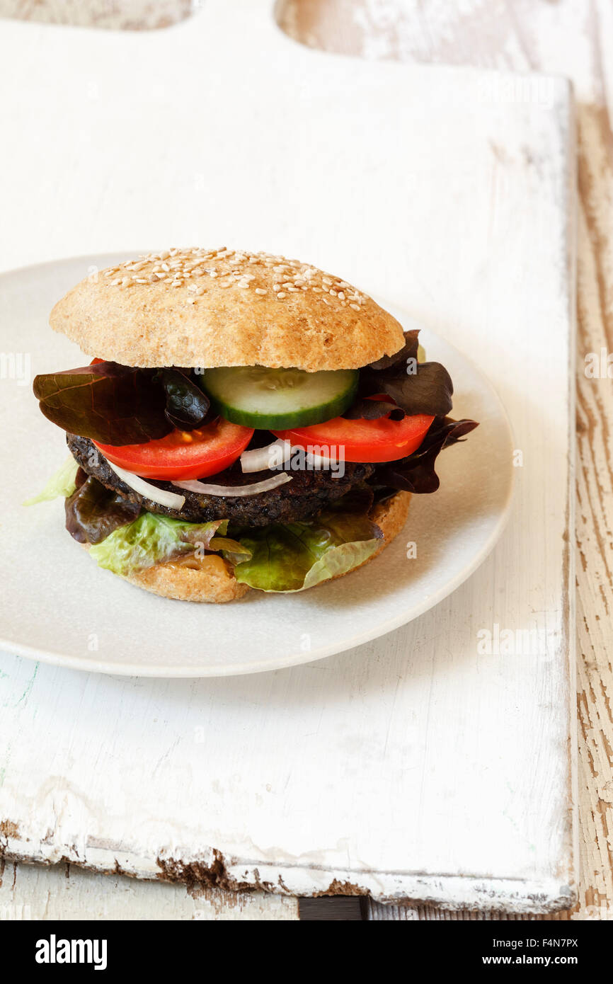 Hausgemachte vegetarische Burger, Pilz Linsensuppe Krapfen Stockfoto