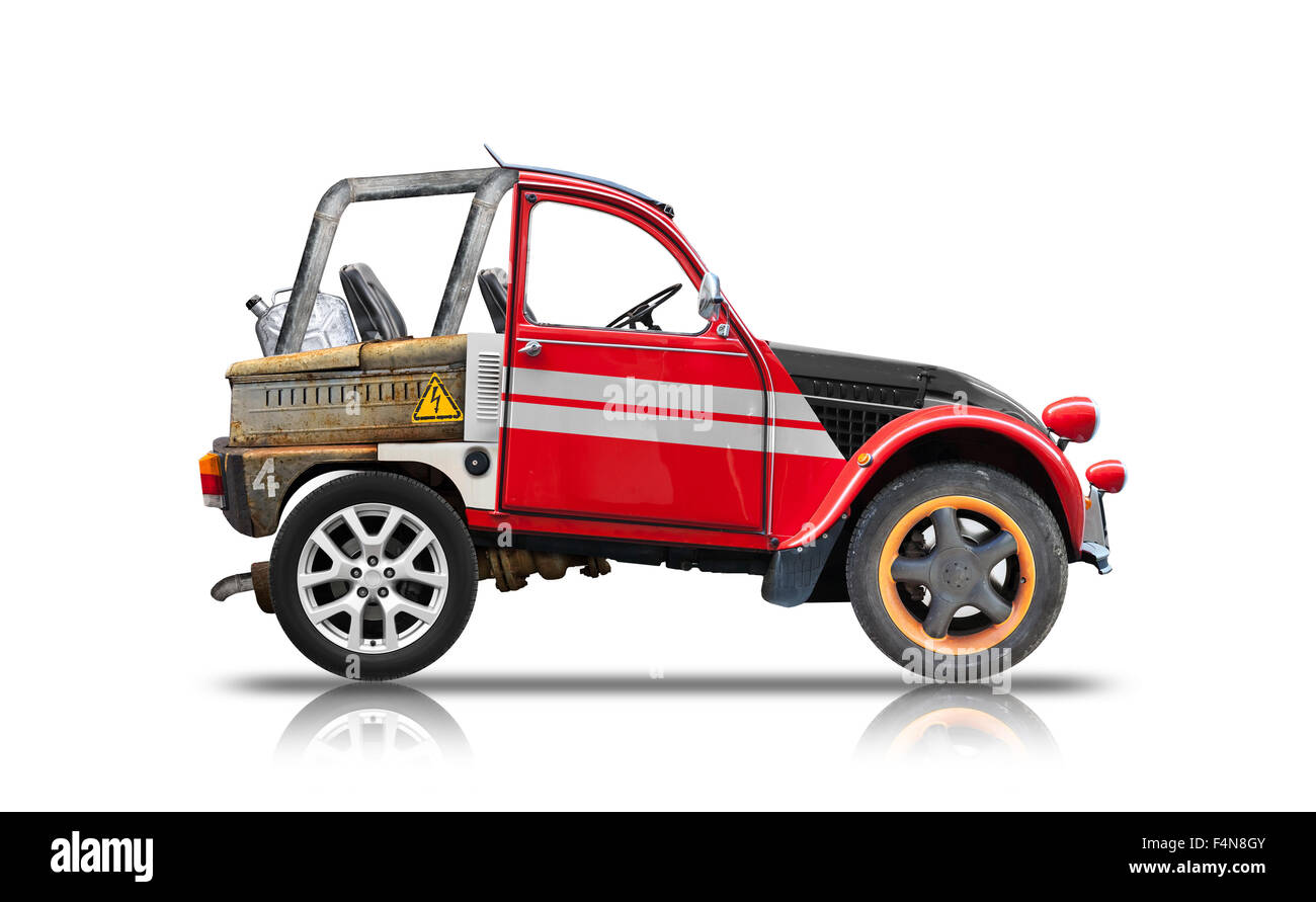 Buggy Kleinwagen aus Ersatzteilen montiert. Seitenansicht isoliert auf weißem Hintergrund mit Reflexion und weiche Schatten. Foto collag Stockfoto