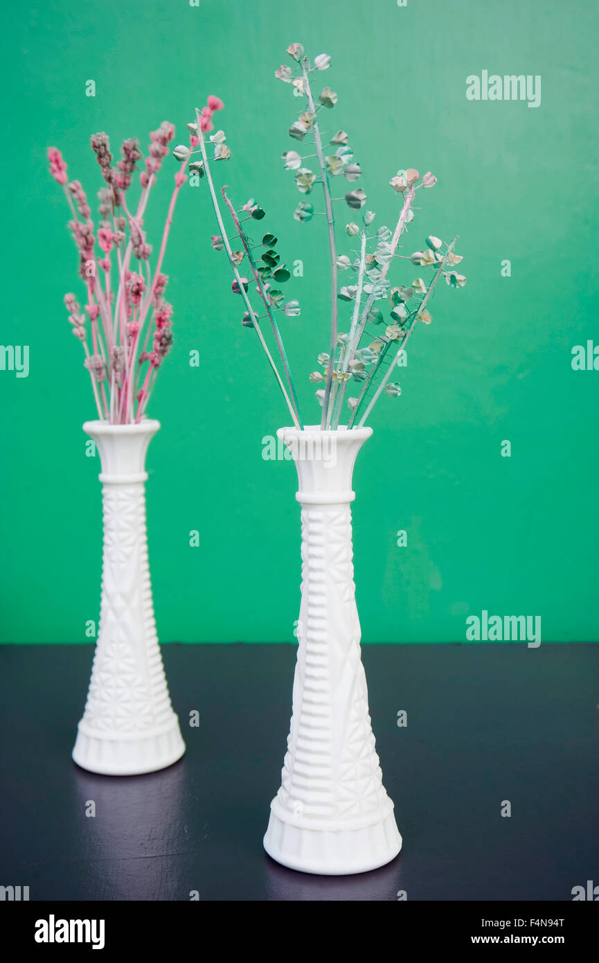 Zwei marokkanische Blumenvasen mit lackierten Trockenblumen Stockfoto