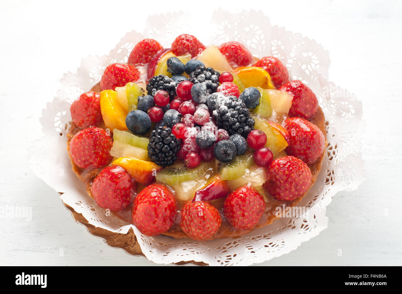 Kuchen mit viel frischem Obst: Erdbeeren, Kiwi, Melone, Beeren, Berry Apfelkuchen frisches Dessert essen frisches Obst Gourmet Gr Stockfoto