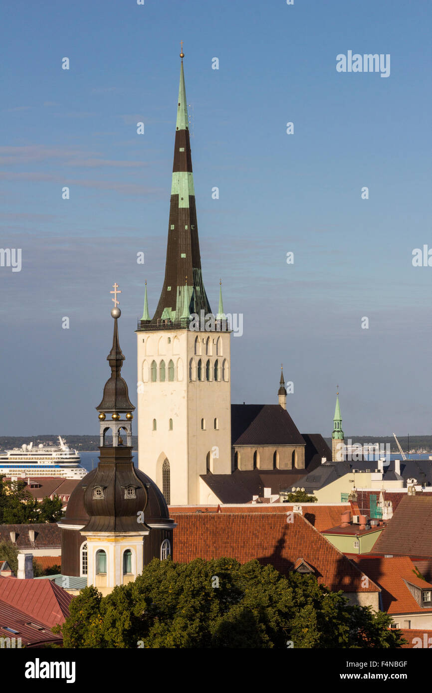 Estland, Tallinn, Türme von St. Olavs Kirche Stockfoto