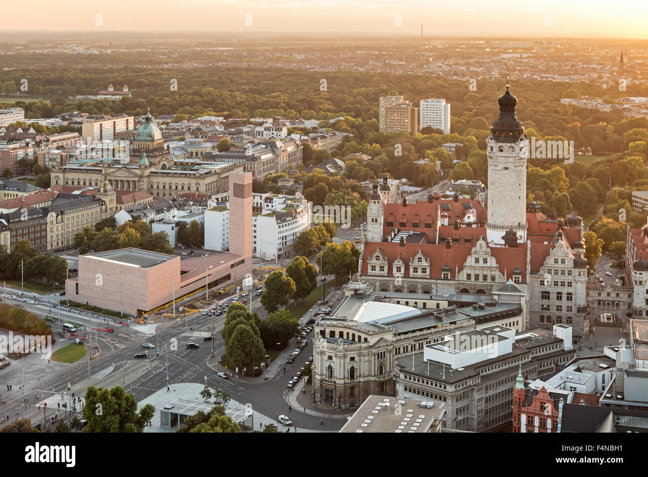 Deutschland, Sachsen, Leipzig, Blick zum neuen Rathaus, St. Trinitatis und Bundesverwaltungsgericht bei Sonnenuntergang Stockfoto