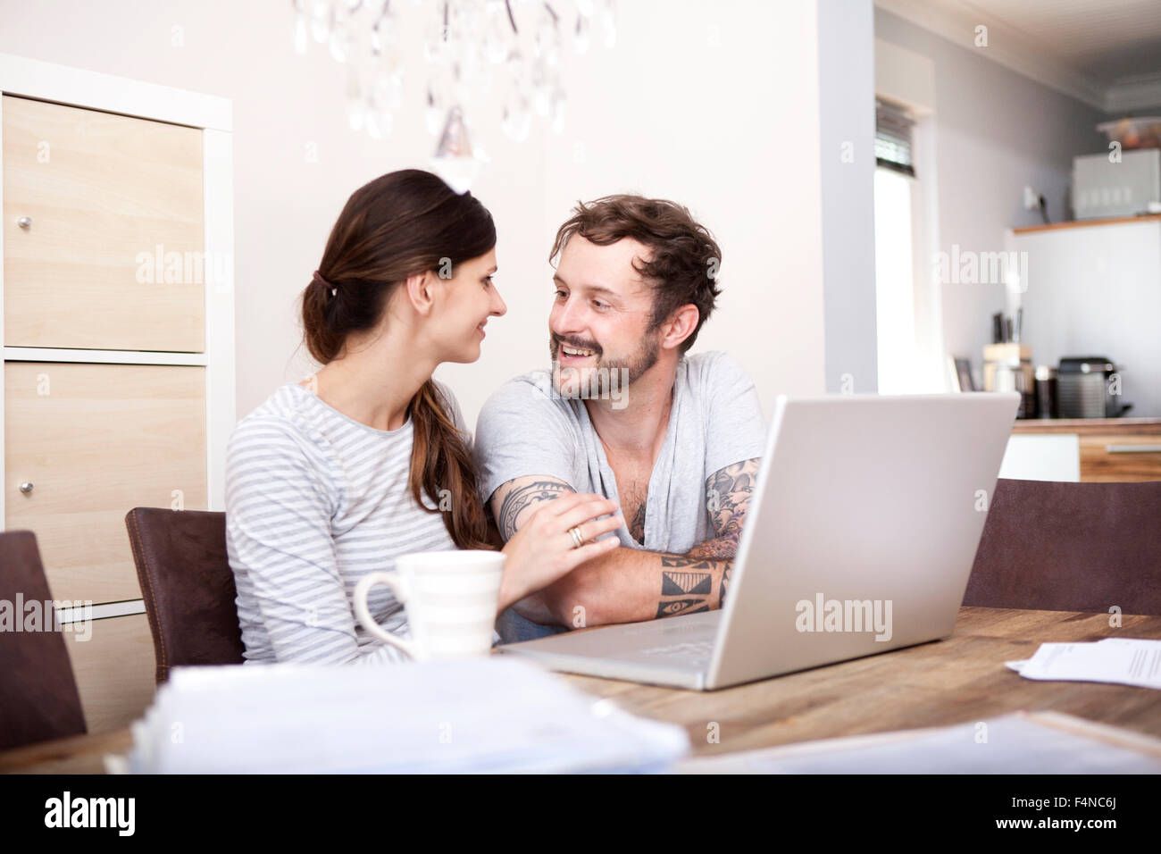 Glückliches Paar zusammen zu Hause Stockfoto