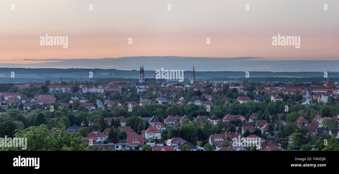 Deutschland, Sachsen-Anhalt, Halberstadt mit Dom am Abend Stockfoto