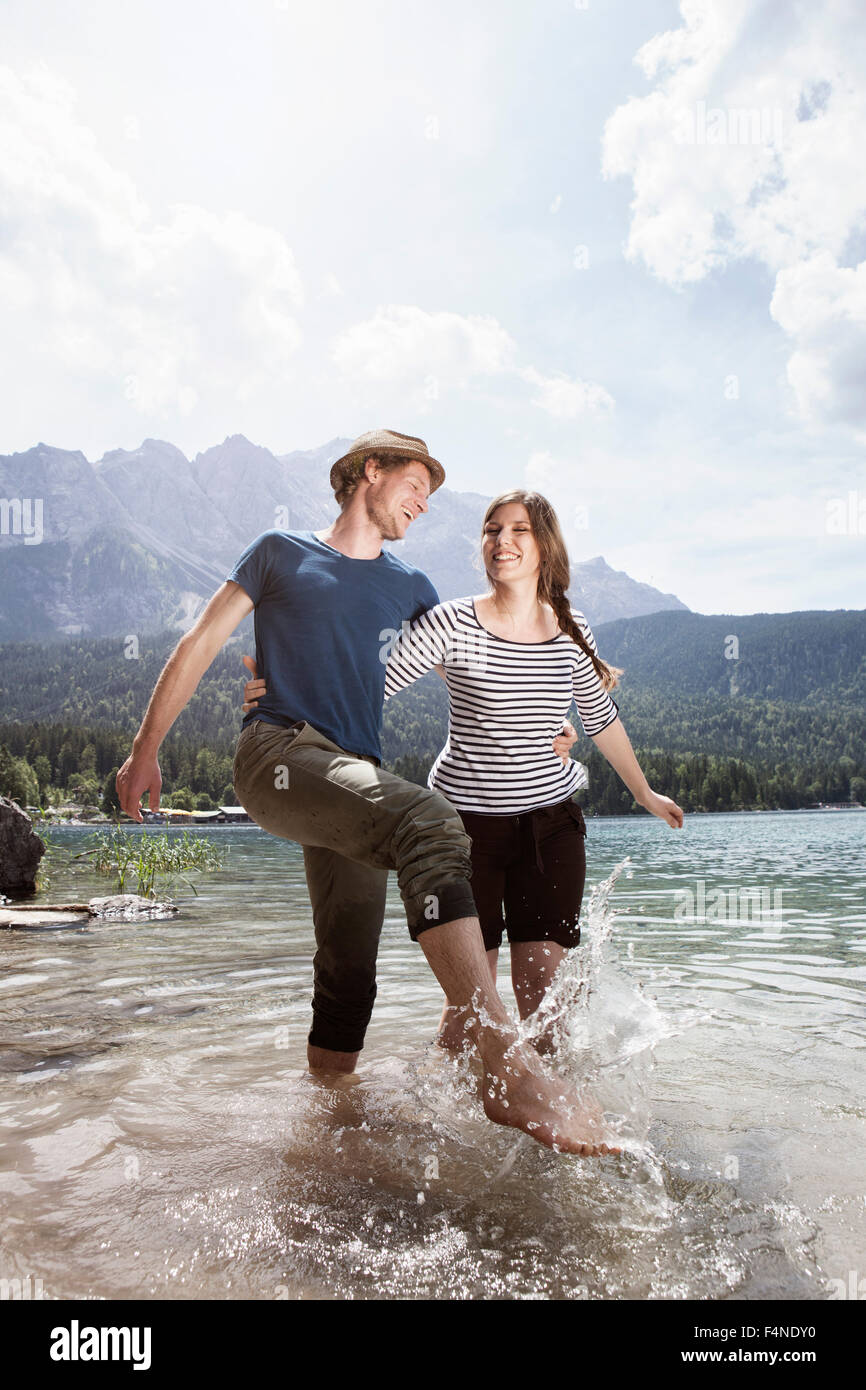Deutschland, Bayern, Eibsee, glückliches Paar planschen im Wasser Stockfoto