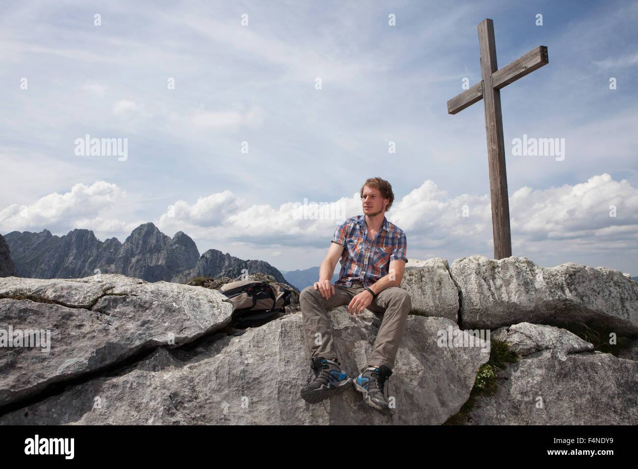 Deutschland, Bayern, Osterfelderkopf, Mann sitzt am Gipfel zu überqueren Stockfoto