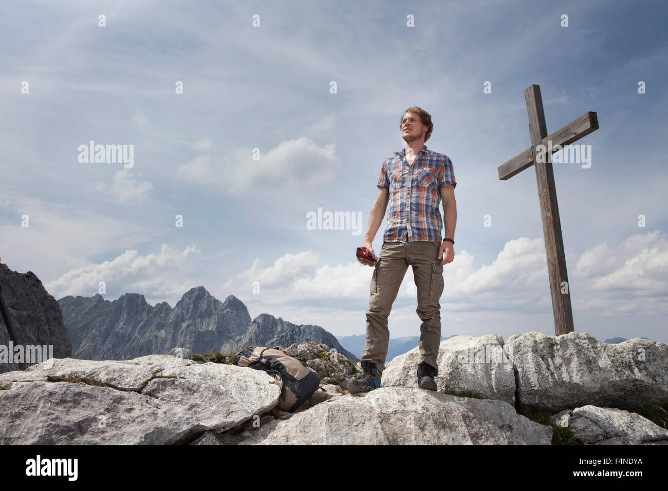Deutschland, Bayern, Osterfelderkopf, Mann stand am Gipfelkreuz Stockfoto