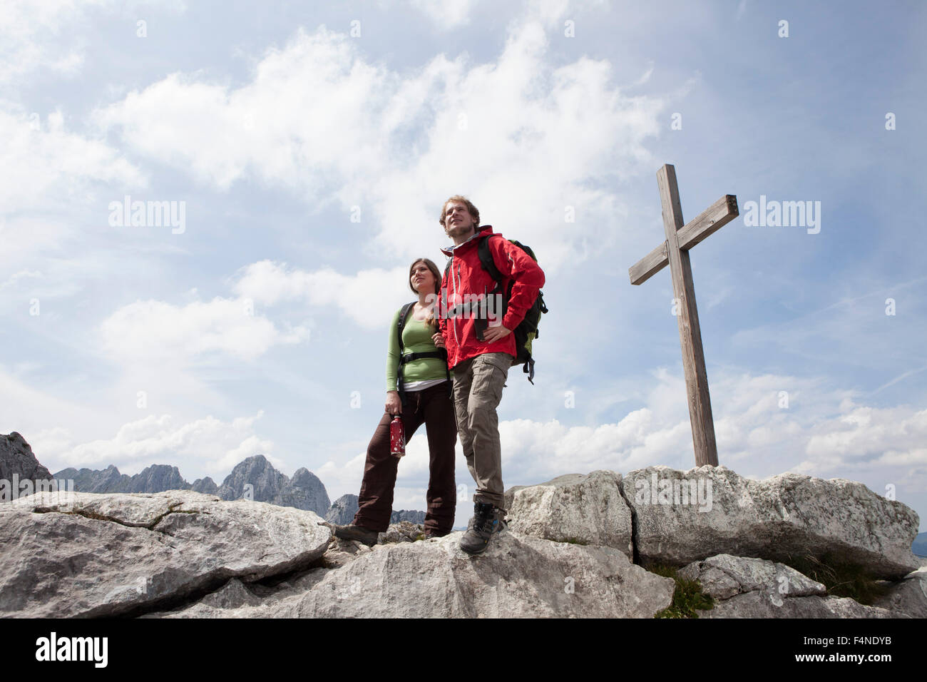 Deutschland, Bayern, Osterfelderkopf, paar am Gipfelkreuz stehen Stockfoto