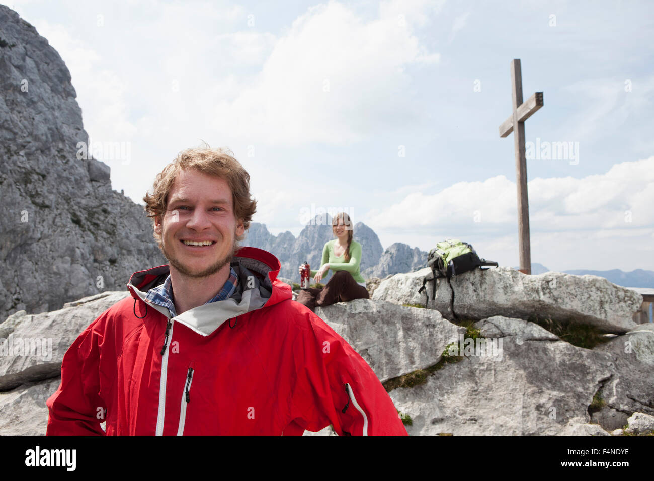 Deutschland, Bayern, Osterfelderkopf, Porträt von lächelnden Wanderer mit Frau am Gipfel zu überqueren Stockfoto