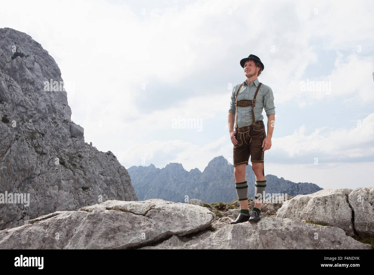 Deutschland, Bayern, Osterfelderkopf, Mann in traditioneller Kleidung stehen in Berglandschaft Stockfoto