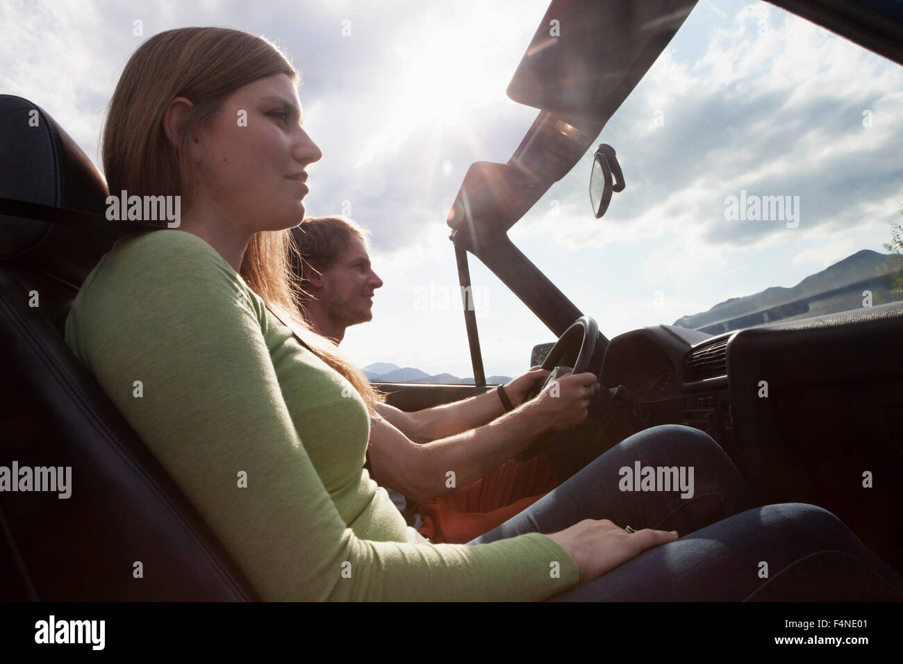 Deutschland, Bayern, paar in einem Cabrio Stockfoto