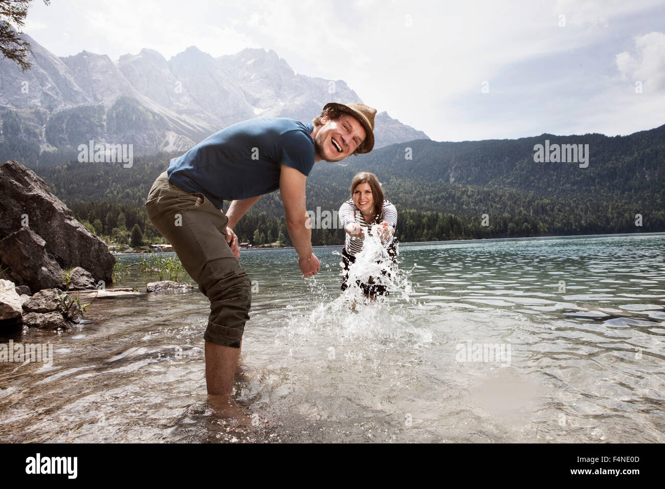 Deutschland, Bayern, Eibsee, verspielte Paar planschen im Wasser Stockfoto