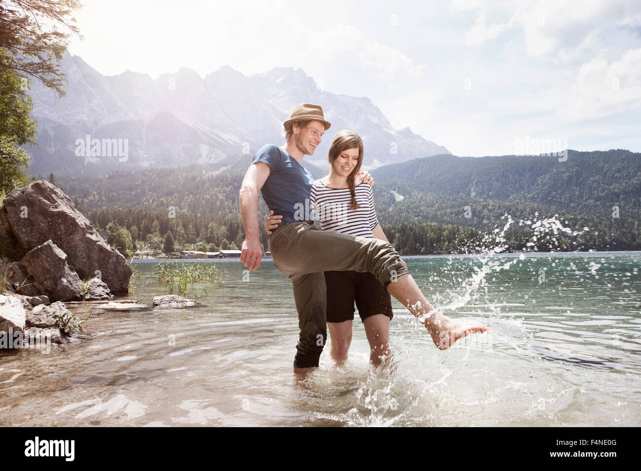Deutschland, Bayern, Eibsee, glückliches Paar planschen im Wasser Stockfoto