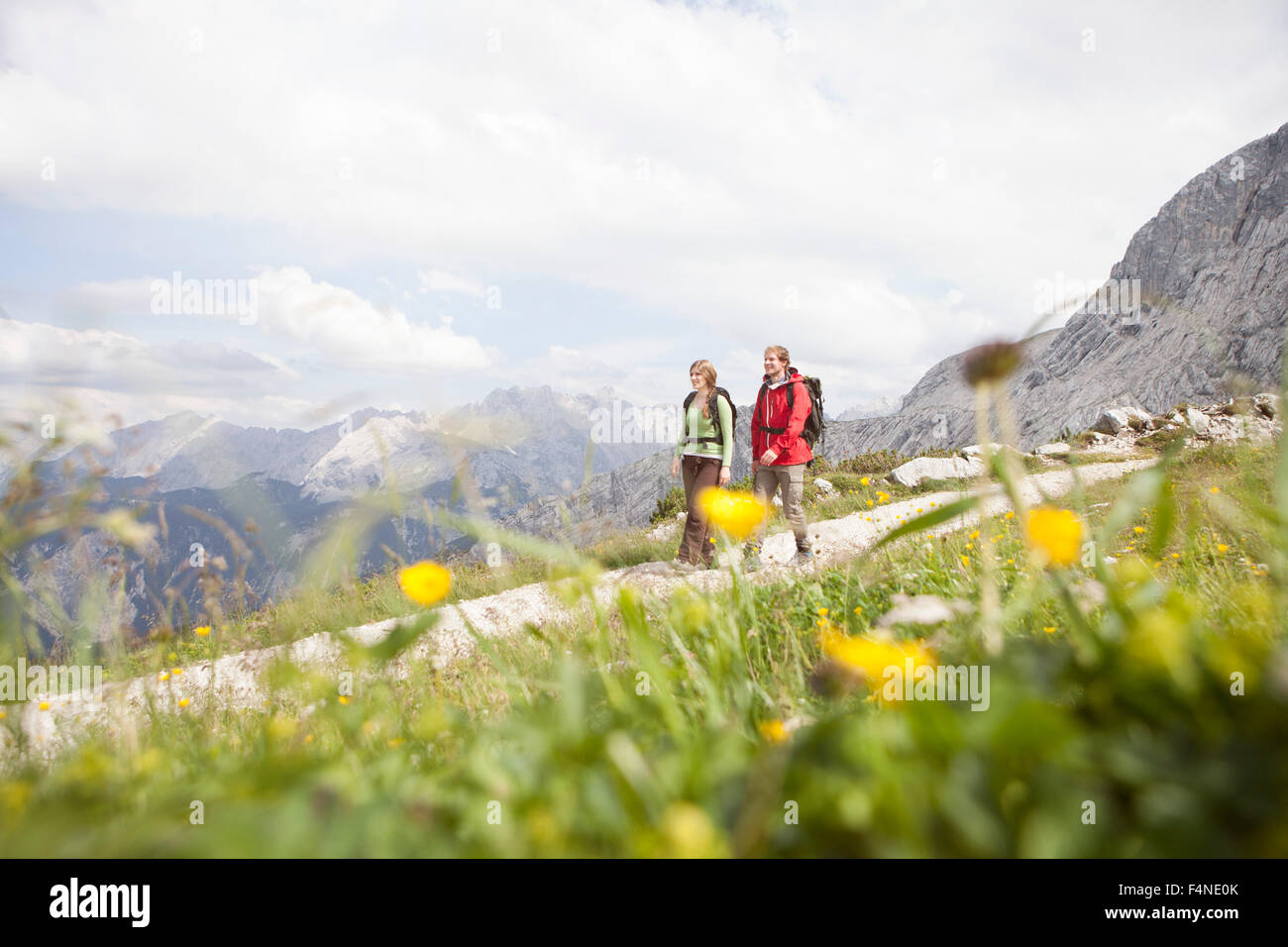 Deutschland, Bayern, alle Paare Wandern am Osterfelderkopf Stockfoto