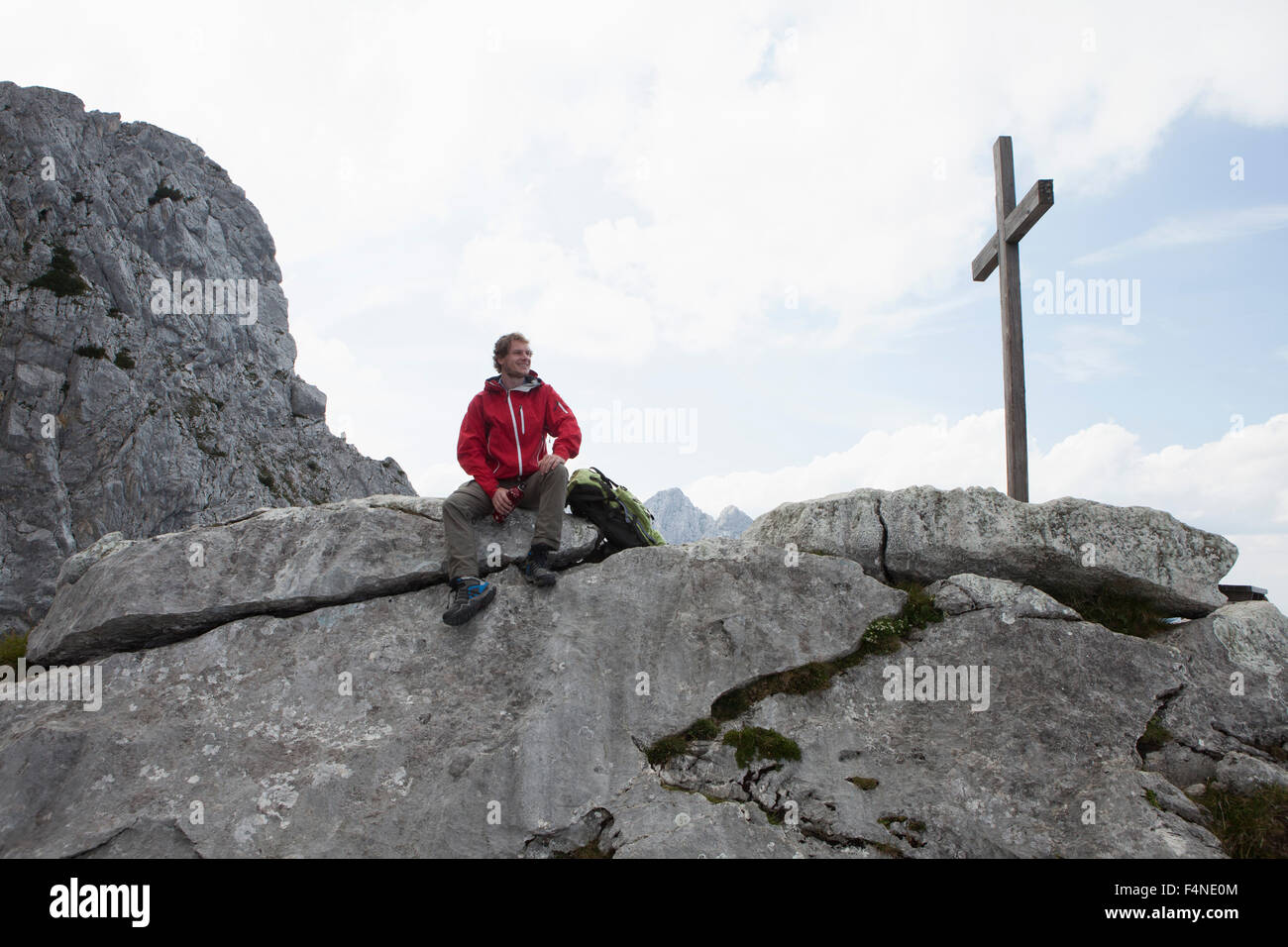 Deutschland, Bayern, Osterfelderkopf, Mann ruht auf Gipfel zu überqueren Stockfoto