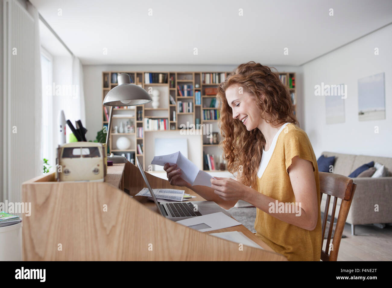Frau zu Hause lesen schreiben auf Sekretär Schreibtisch Stockfoto