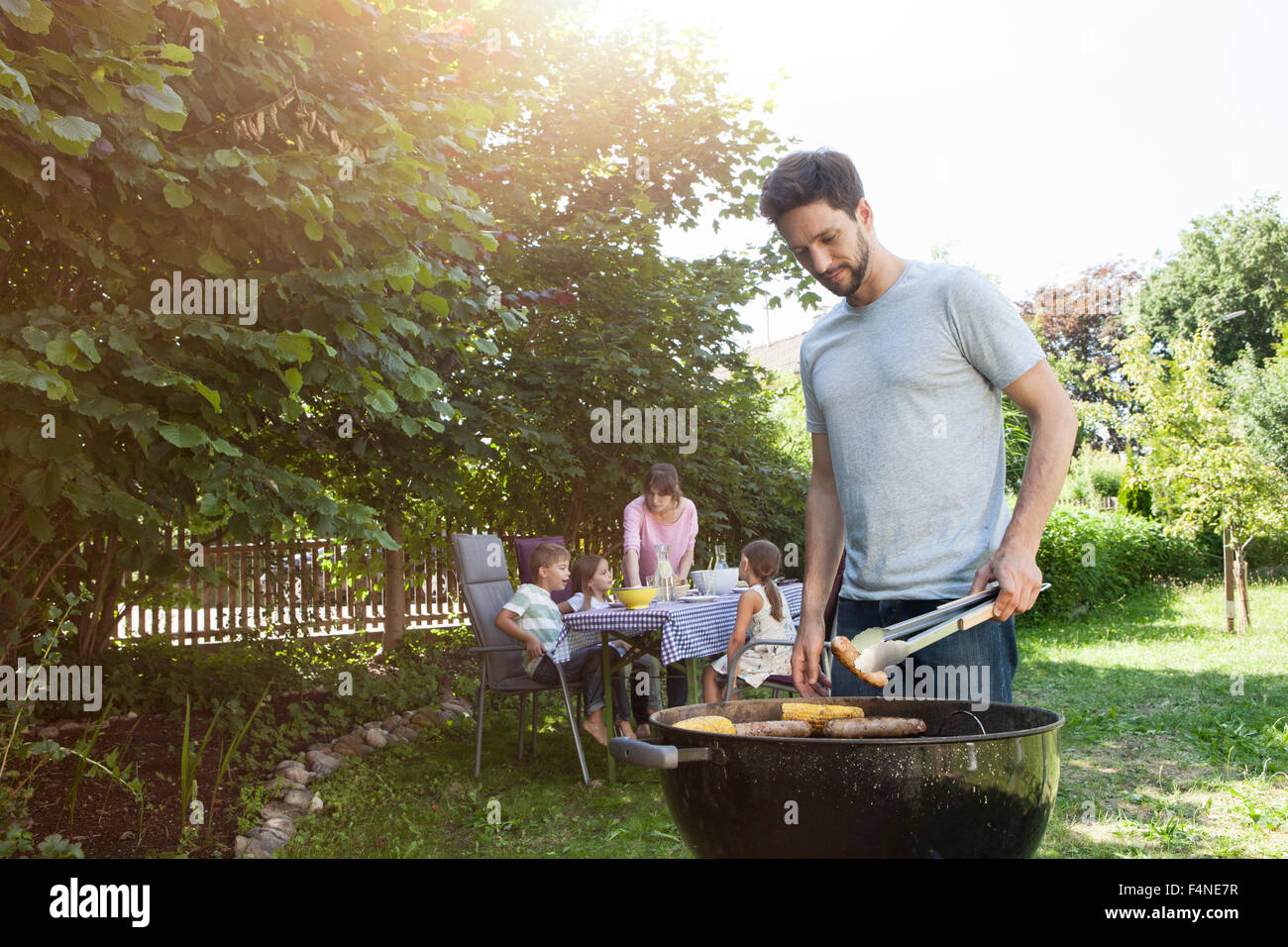 Grill im freien in der tabelle Fotos und Bildmaterial in hoher