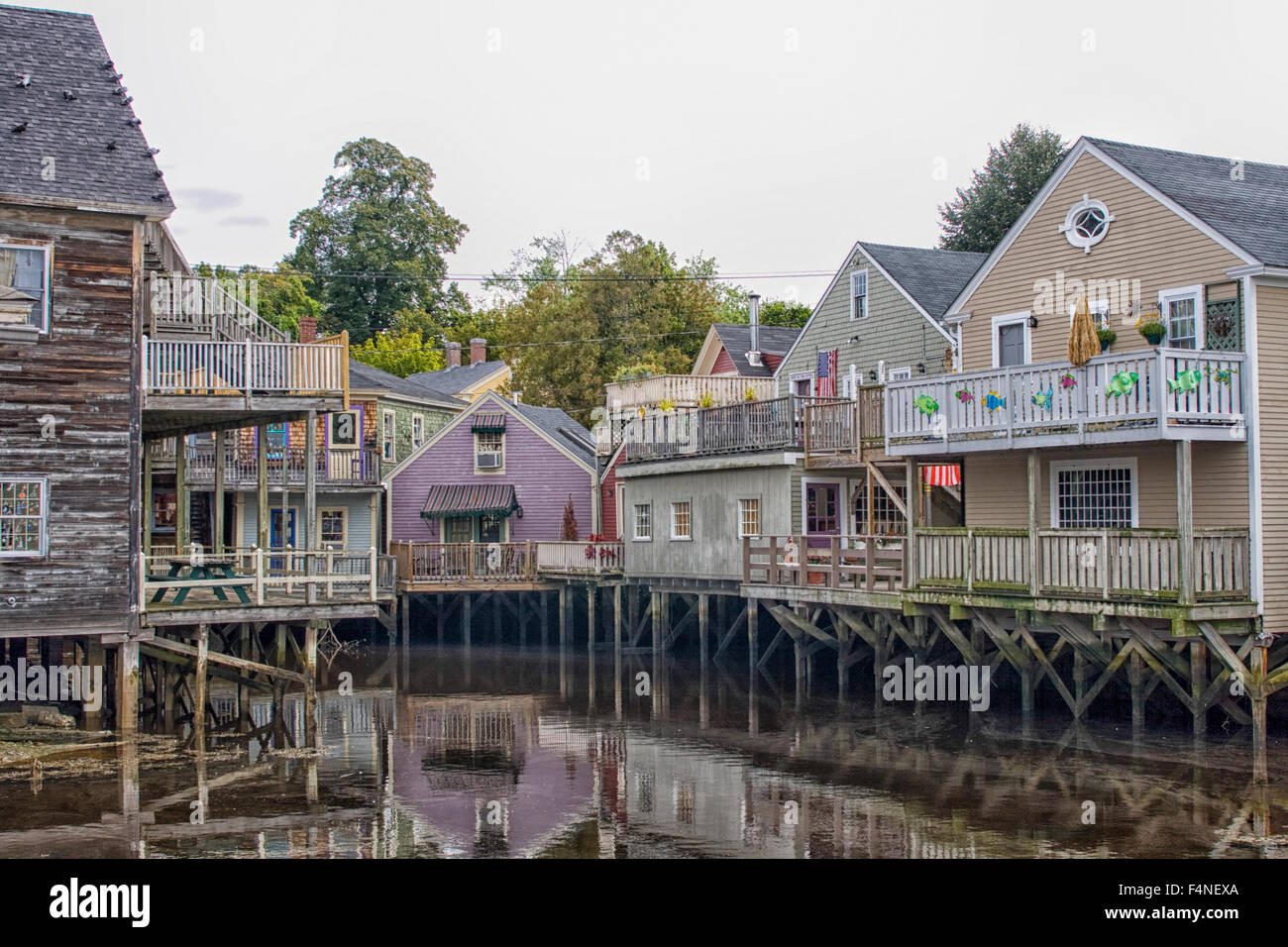 Rückseite der Holzhäuser über einen Fluss in Maine Stockfoto