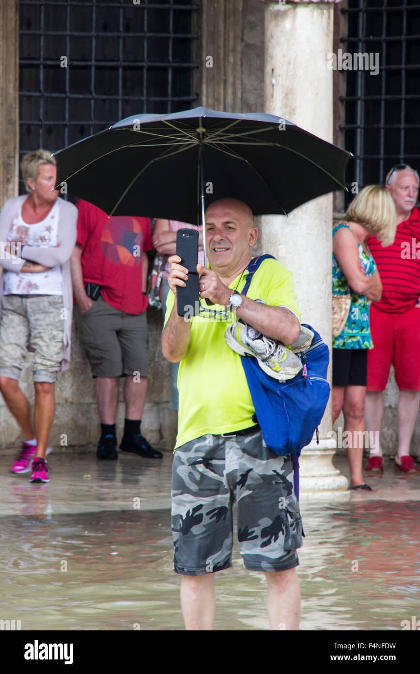 Nehmen ein Selbstporträt in einem starken Regenguss während eines Sturms IN Dubrovnik. Stockfoto