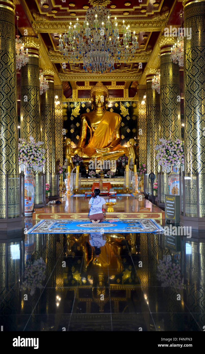 Thais beten Buddha Statue Name Phra Phuttha Chinnarat im Wat Phra Sri Rattana Mahathat am 28. August 2015 in Phitsanulo Stockfoto