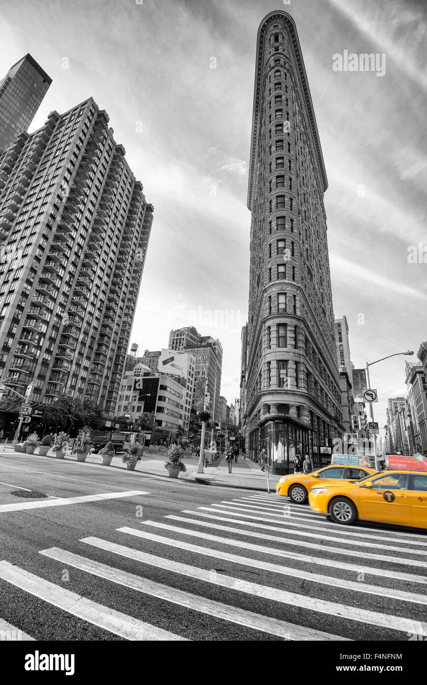 Selektive Farbe Bild des legendären Flatiron Gebäudes mit zwei gelben Taxis, Manhattan-New York-USA Stockfoto
