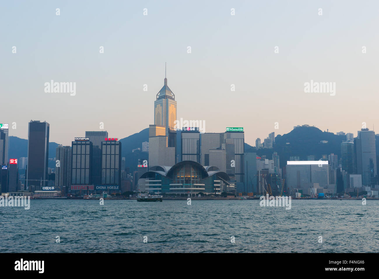 Victoria Harbour, Hong Kong Convention and Exhibition Center in Dämmerungen Stockfoto