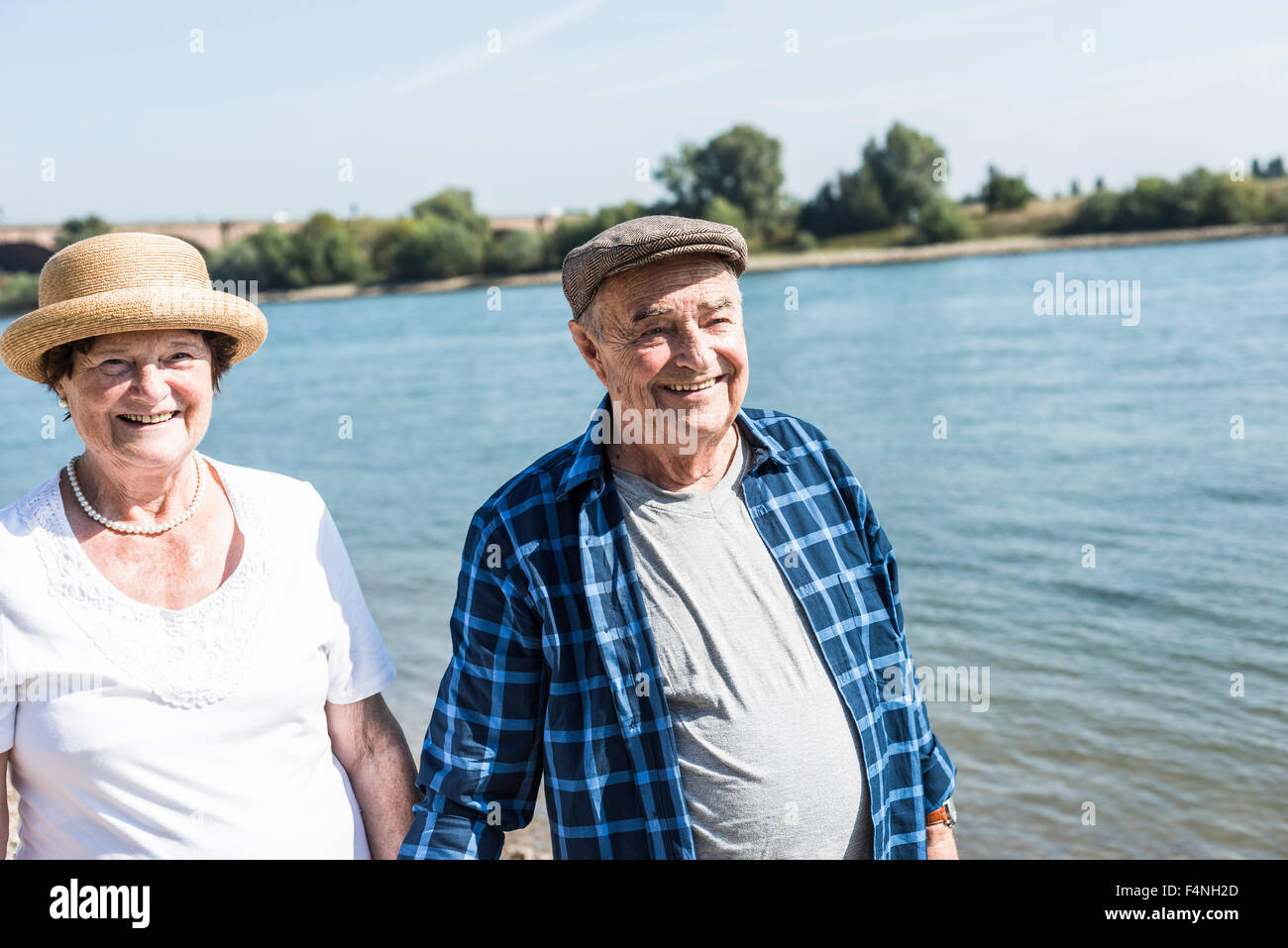 Deutschland, Ludwigshafen, Porträt von senior Brautpaar im riverside Stockfoto