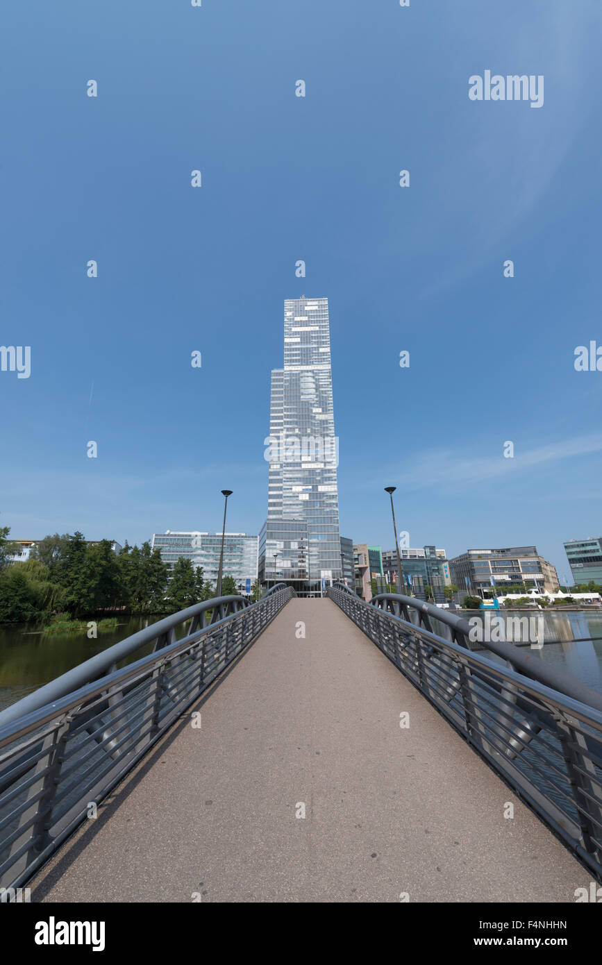 Deutschland, Köln, anzeigen Köln-Turm im Media Park mit Steg im Vordergrund Stockfoto