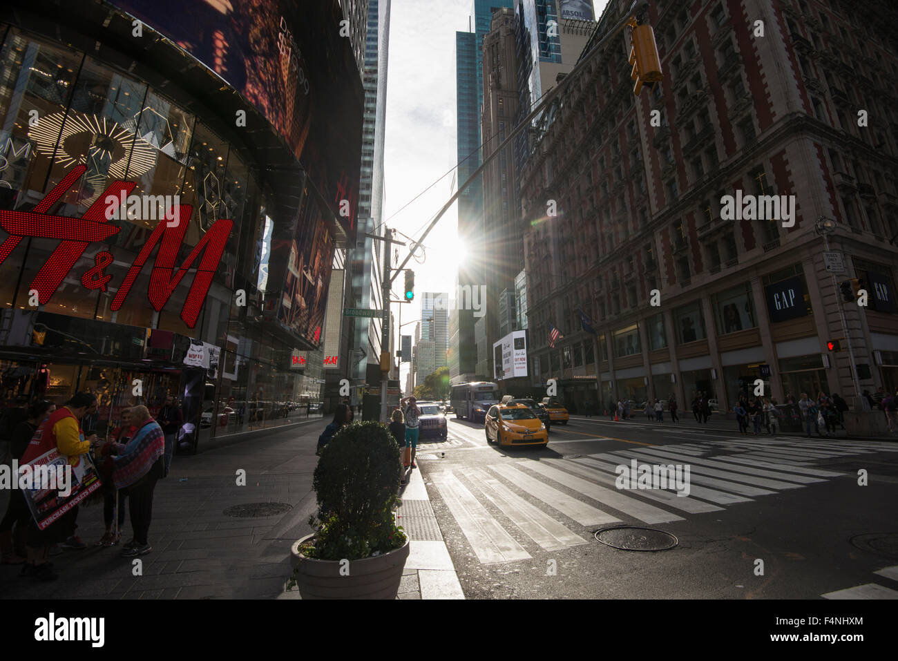 Am frühen Morgen Licht auf der 42nd Street in Midtown Manhattan, New York City USA Stockfoto Am frühen Morgen Licht auf der 42nd Street in Midtown Manhattan, New York City USA Stockfoto