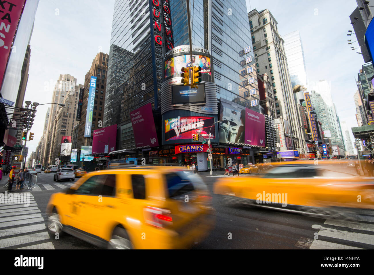 Taxi Taxi Fahrt entlang der 7th Avenue, wie 42nd St auf dem Times Square, Midtown Manhattan New York USA durchquert Stockfoto