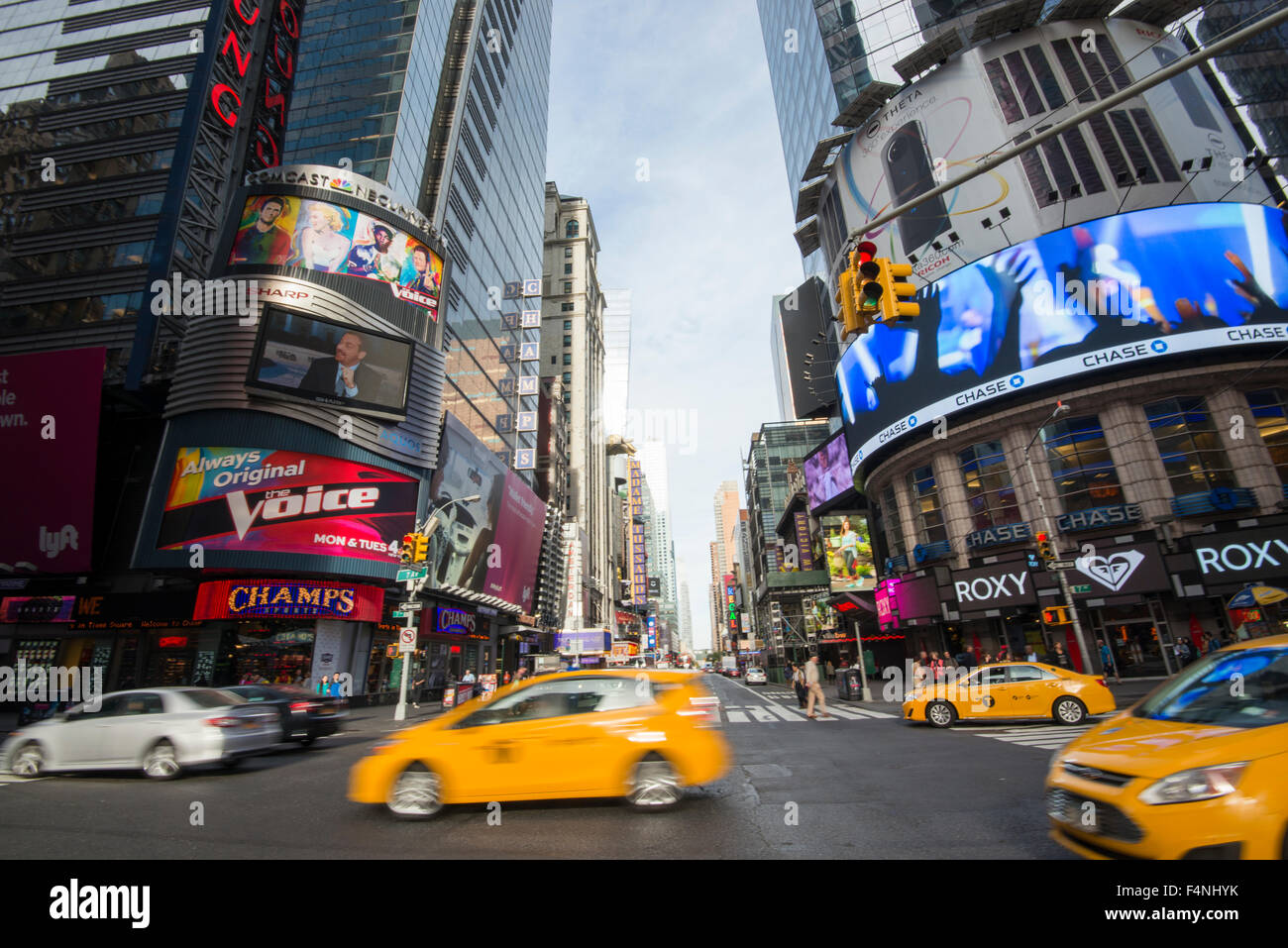 Taxi Taxi Fahrt entlang der 7th Avenue, wie 42nd St auf dem Times Square, Midtown Manhattan New York USA durchquert Stockfoto