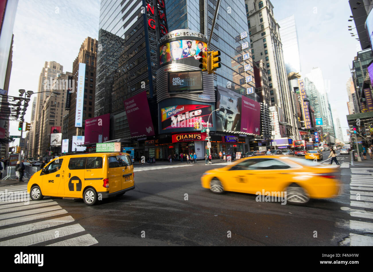 Taxi Taxi Fahrt entlang der 7th Avenue, wie 42nd St auf dem Times Square, Midtown Manhattan New York USA durchquert Stockfoto