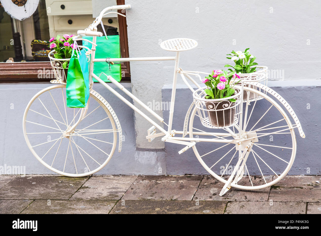 Fahrrad Deko Vor Dem Blumenladen Stockfotografie Alamy