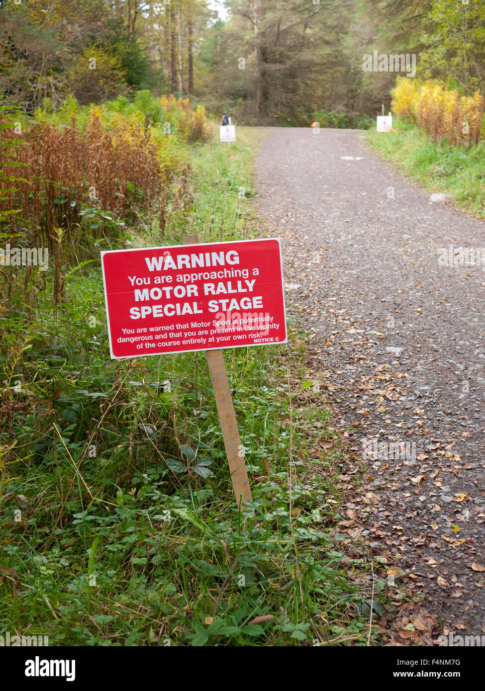 Rallye-Warnschild hoch oben in den Hügeln über Betws-y-Coed, North Wales, UK. Stockfoto