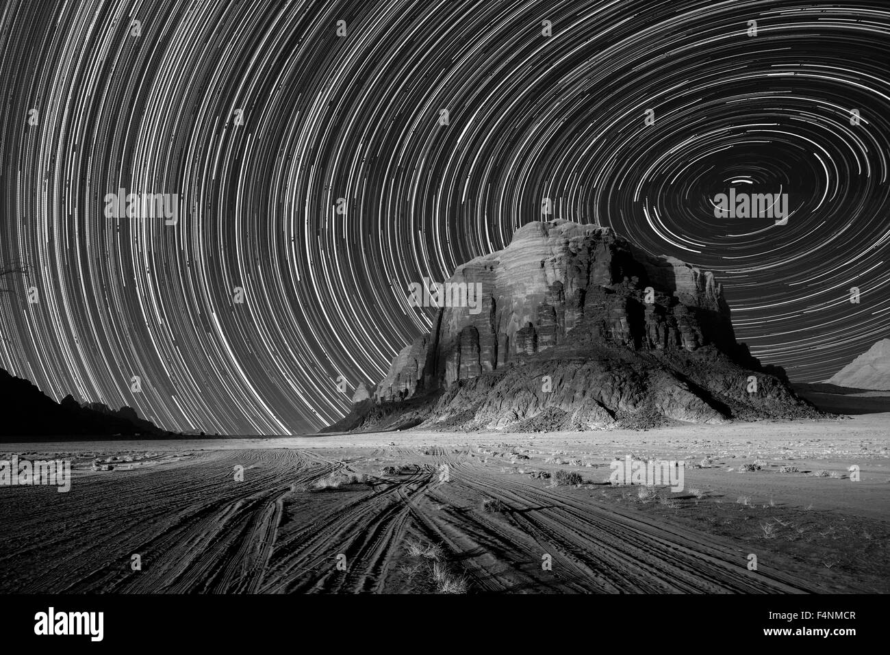 Wüste Szene mit Sternspuren und Sand Stone mountain Stockfoto