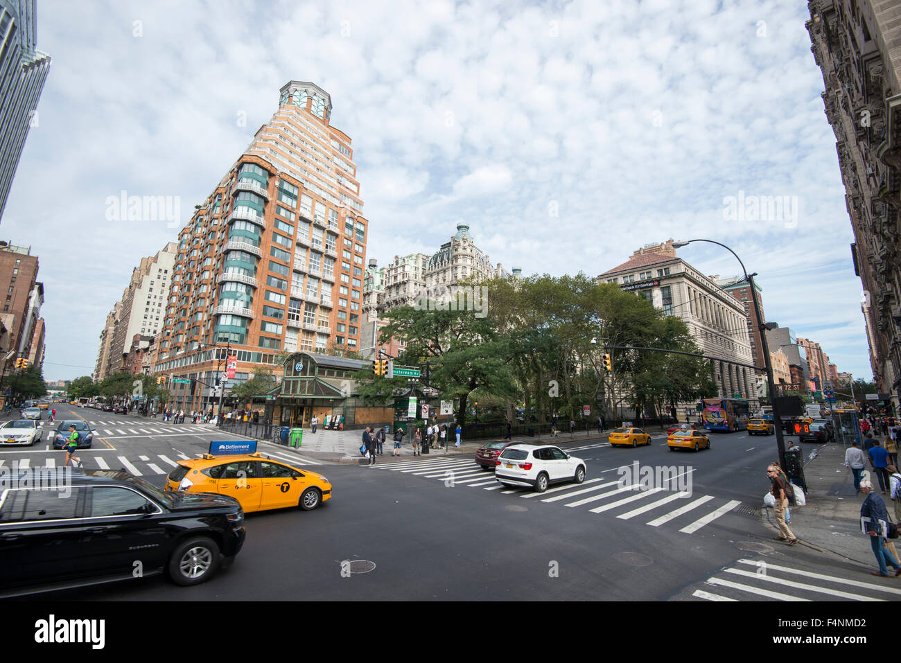 Amsterdam Avenue als es kreuzt mit W 72nd St und Broadway, New York City USA Stockfoto