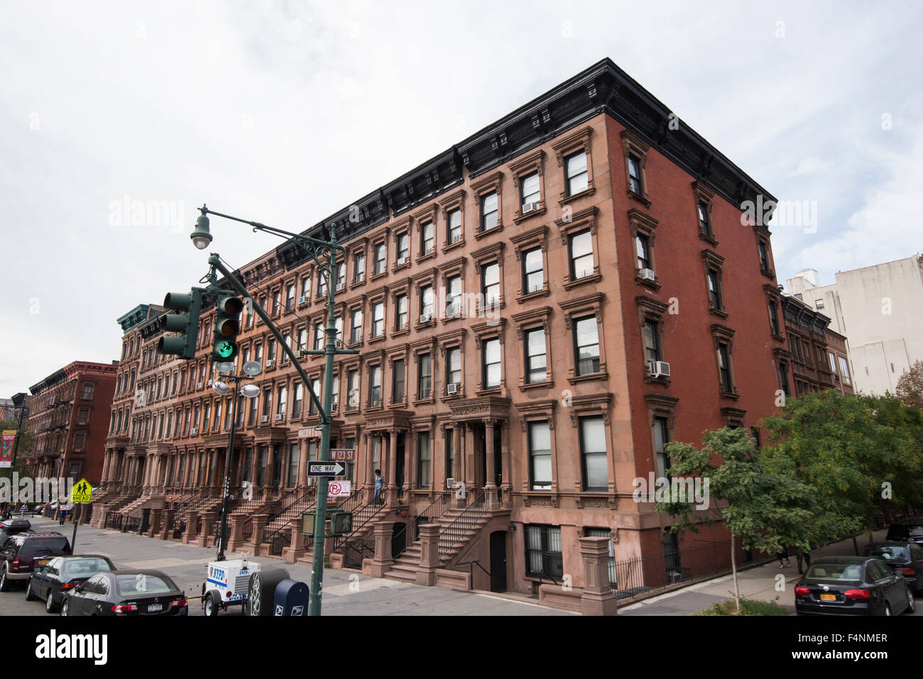 Aufbauend auf Malcolm X Boulevard in Harlem, New York City, USA Stockfoto Aufbauend auf Malcolm X Boulevard in Harlem, New York City, USA Stockfoto
