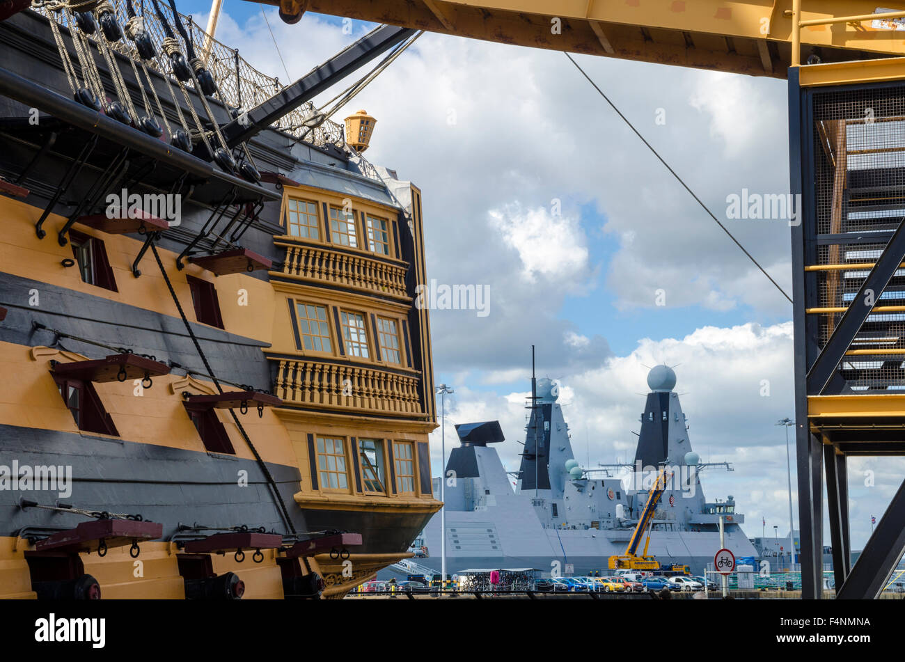 HMS Victory gegenübergestellt mit einem modernen Kriegsschiff in Portsmouth Historic Dockyard, Hampshire, England. Stockfoto